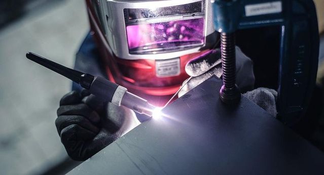 Arbeiter beim Bearbeiten von Blech